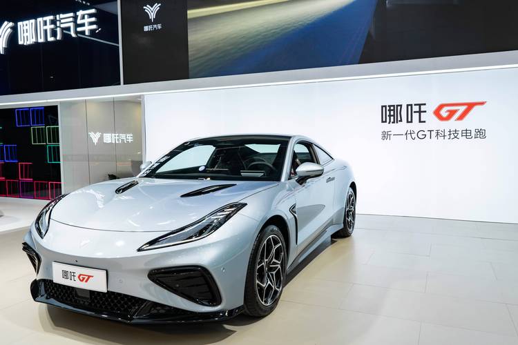 重庆247哪吒汽车在智能汽车领域的表现，领途汽车在新能源汽车市场中的影响力